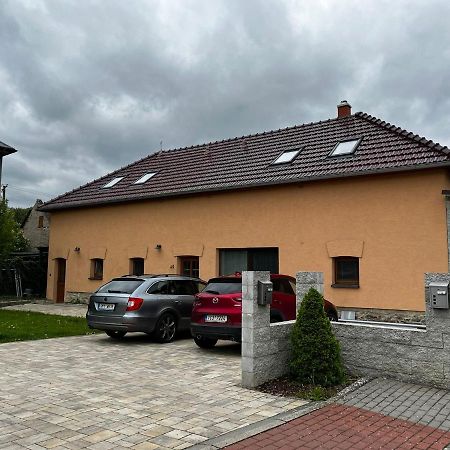 Prijemny Podkrovni Byt S Parkovanim Na Pozemku. Tršice Buitenkant foto