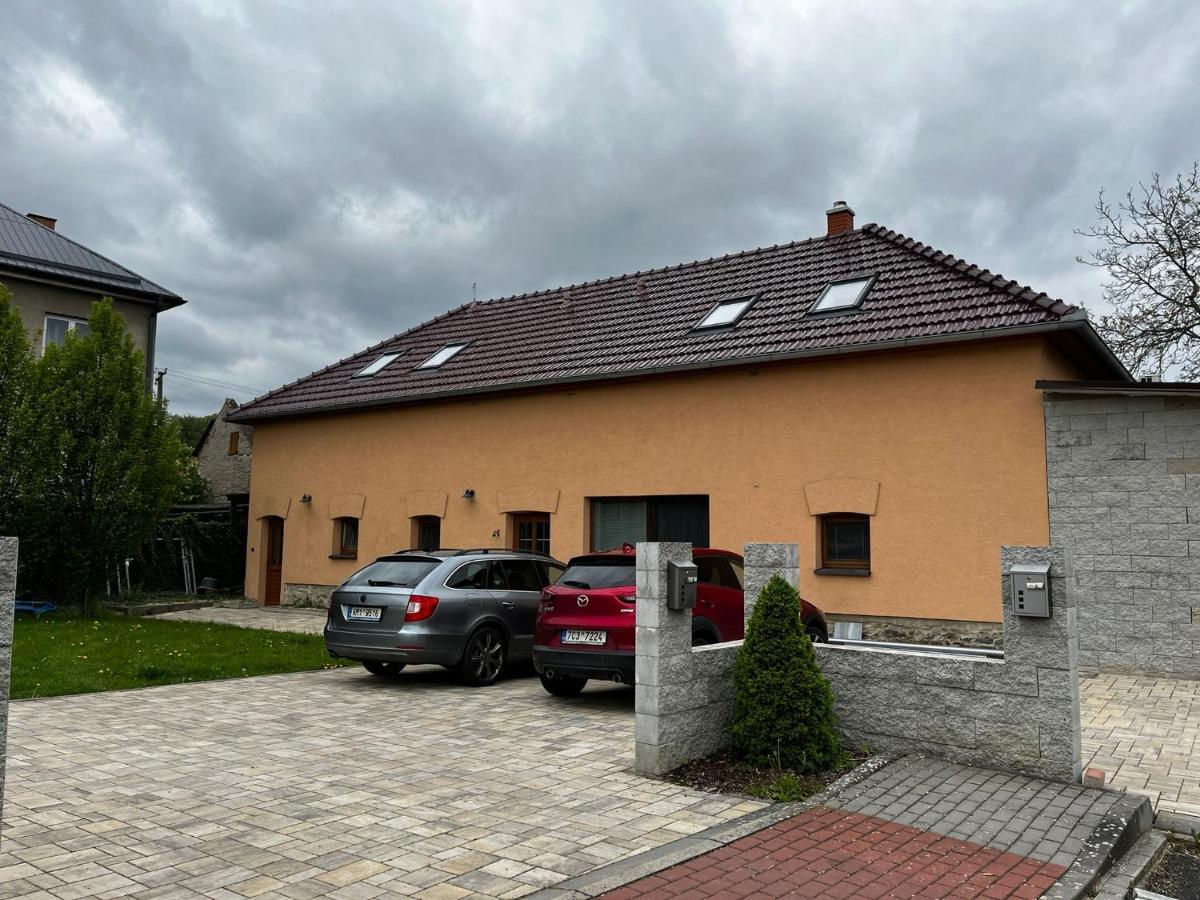 Prijemny Podkrovni Byt S Parkovanim Na Pozemku. Tršice Buitenkant foto